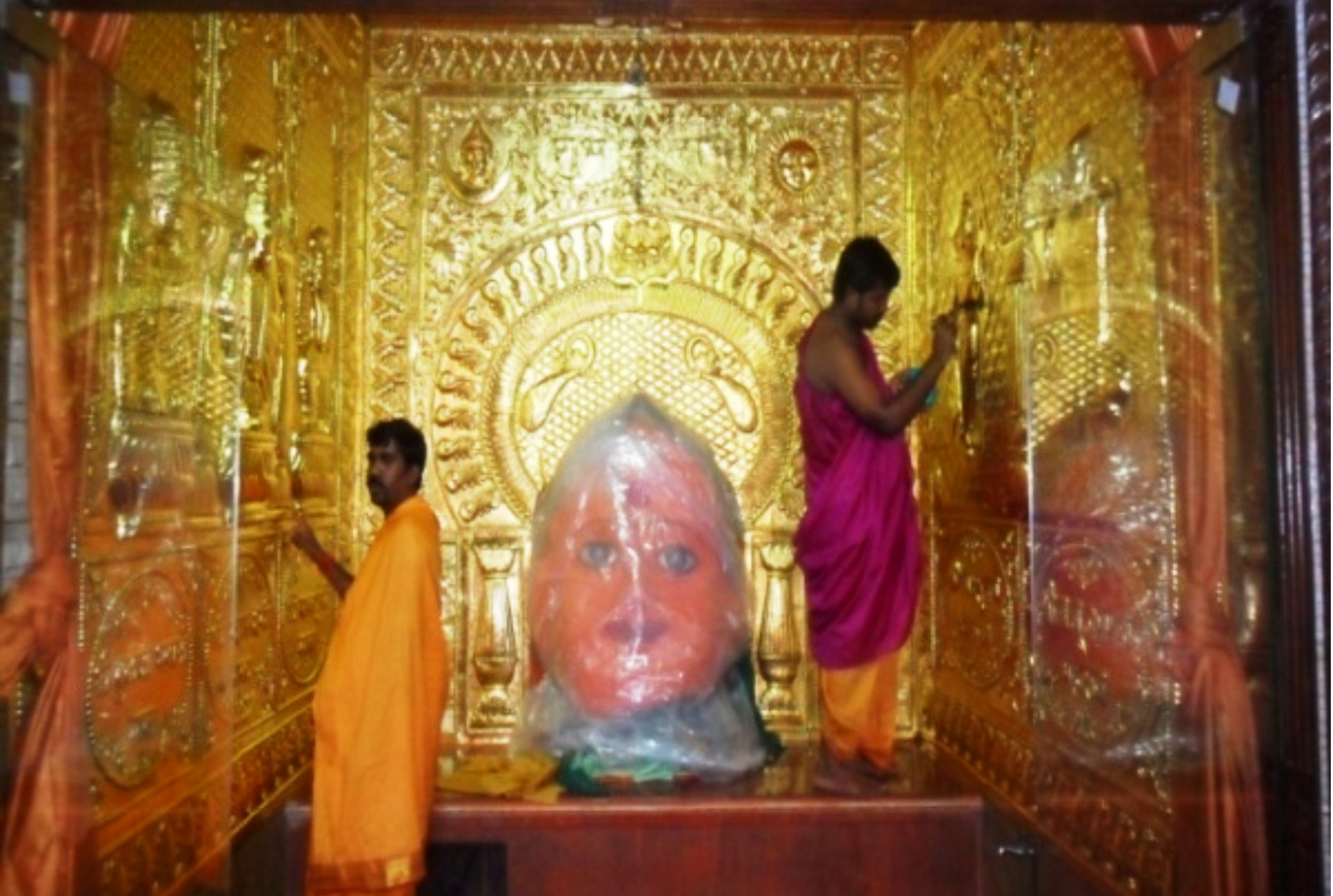 ०९. देवीच्या गाभाऱ्यात सुवर्णपत्रा बसवताना